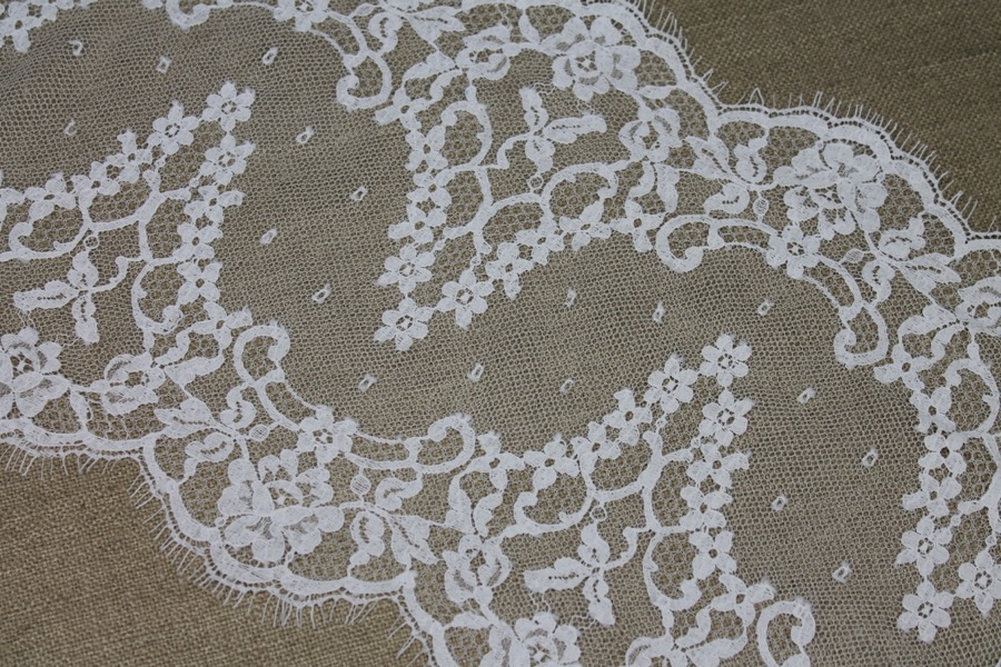 Buy fabric online - Arch scallop leavers lace trim ivory